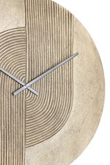 Nahaufnahme einer dekorativen Uhr mit strukturiertem, goldfarbenem Zifferblatt und silbernen Zeigern.