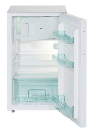 Weißer Unterbau-Kühlschrank mit geöffneter Tür, Innenansicht mit Glasablagen, Gemüseschublade und Türfächern, fotografiert in frontaler Perspektive leicht von rechts