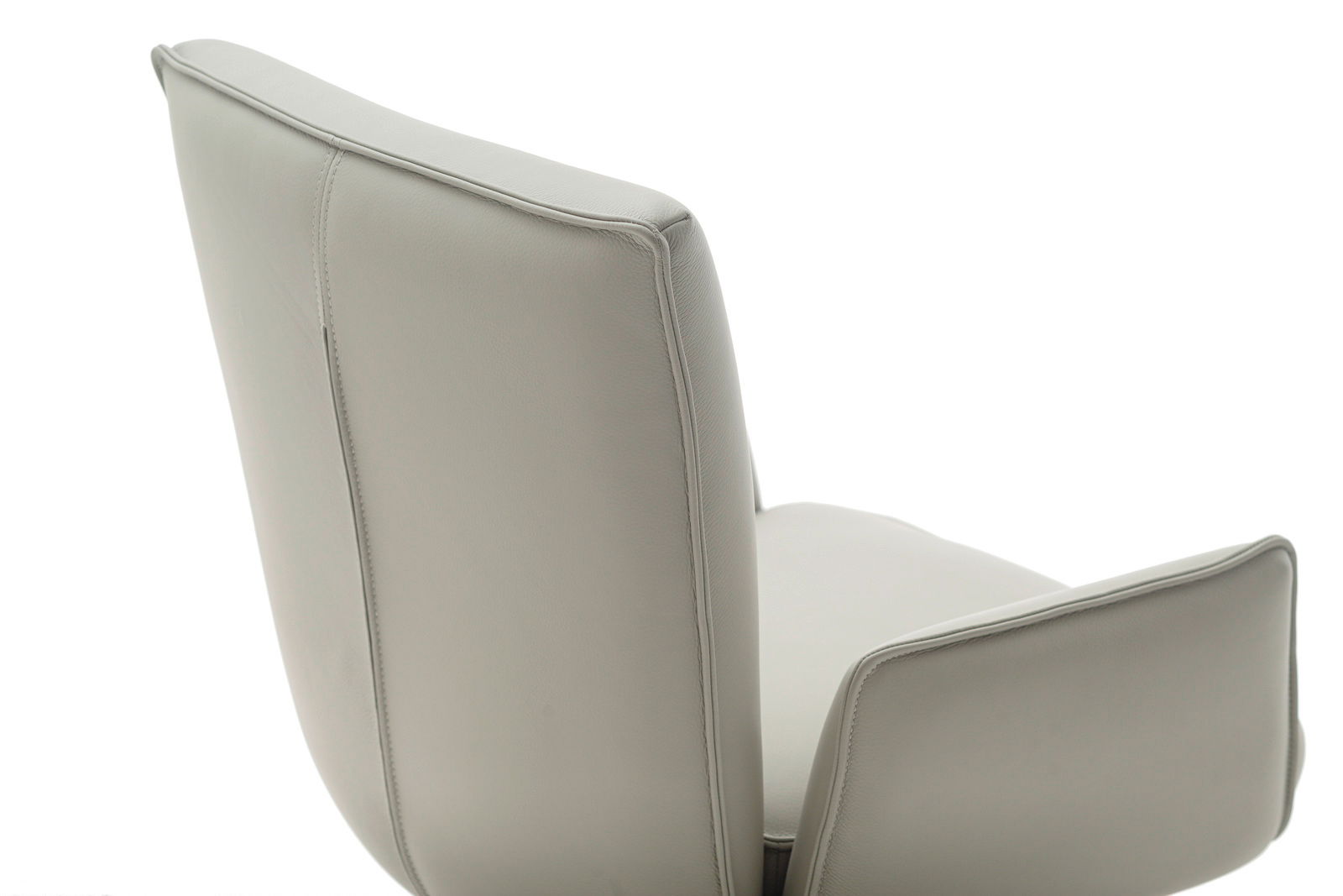 Rückansicht eines modernen, hellgrauen Sessels mit glattem Lederbezug.