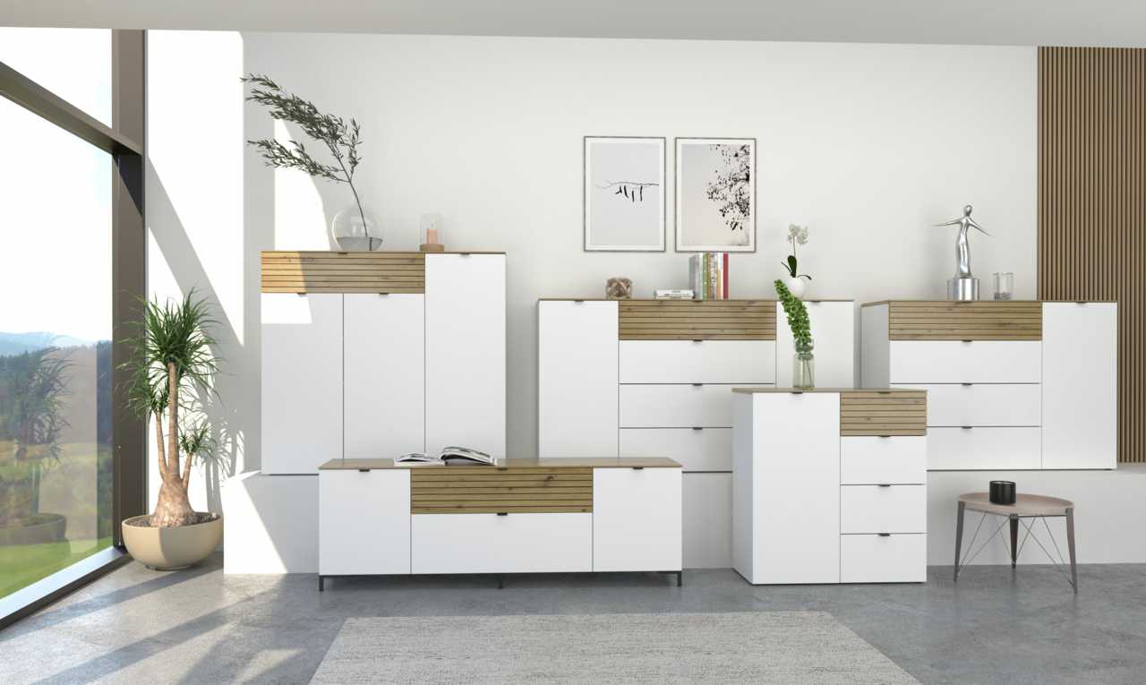 Voleo TV-Lowboard DIANA Moderne Garderobenmöbel in Weiß mit Holzdetails, bestehend aus Schränken und Kommoden, in einem hellen Raum mit großen Fenstern. Frontalansicht.