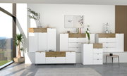 Moderne Garderobenmöbel in Weiß mit Holzdetails, bestehend aus Schränken und Kommoden, in einem hellen Raum mit großen Fenstern. Frontalansicht.
