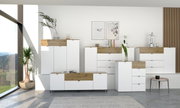 Moderne Garderobenmöbel in Weiß mit Holzdetails, bestehend aus Schränken und Kommoden, in einem hellen Raum mit großen Fenstern. Frontalansicht.