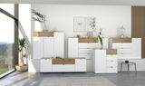 Moderne Garderobenmöbel in Weiß mit Holzdetails, bestehend aus Schränken und Kommoden, in einem hellen Raum mit großen Fenstern. Frontalansicht.