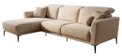 Beiges Stoff-Ecksofa mit linksseitiger Ottomane, schwarzen Metallfüßen und zwei Zierkissen, freigestellt auf weißem Hintergrund, in schräger Vorderansicht von links