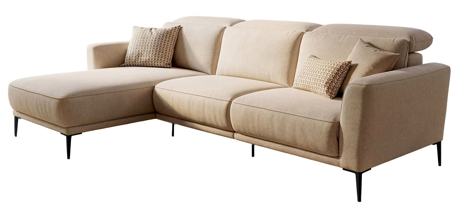 Beiges Stoff-Ecksofa mit linksseitiger Ottomane, schwarzen Metallfüßen und zwei Zierkissen, freigestellt auf weißem Hintergrund, in schräger Vorderansicht von links