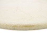 Nahaufnahme eines weißen Fellteppichs mit weicher, flauschiger Textur.