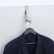 Edelstahl-Türhänger mit einem Anzug auf einem Kleiderbügel, von vorne betrachtet.