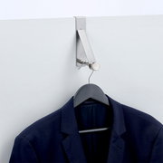 Edelstahl-Türhänger mit einem Anzug auf einem Kleiderbügel, von vorne betrachtet.