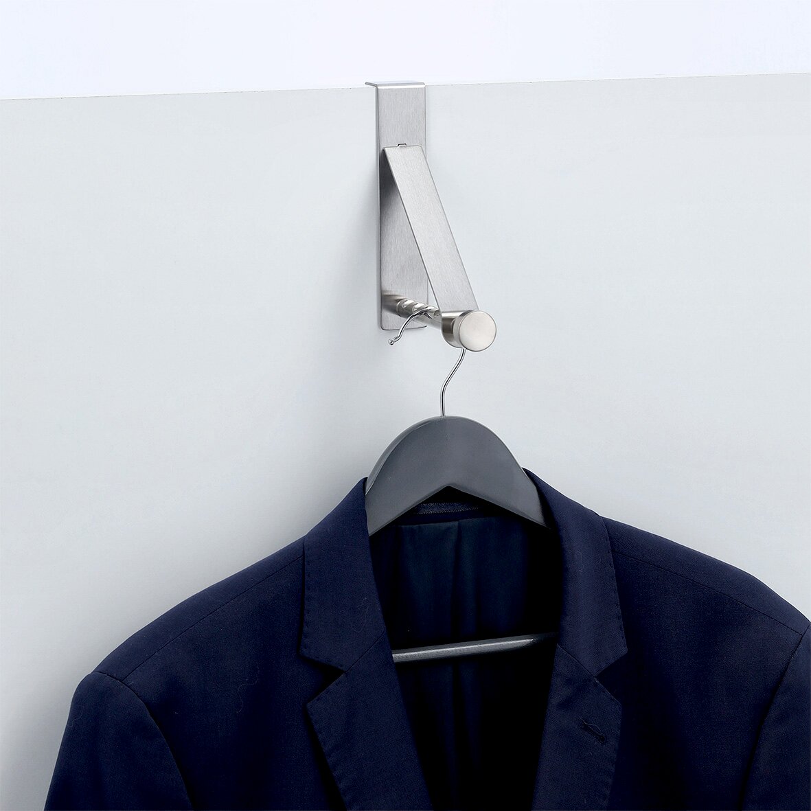 Edelstahl-Türhänger mit einem Anzug auf einem Kleiderbügel, von vorne betrachtet.