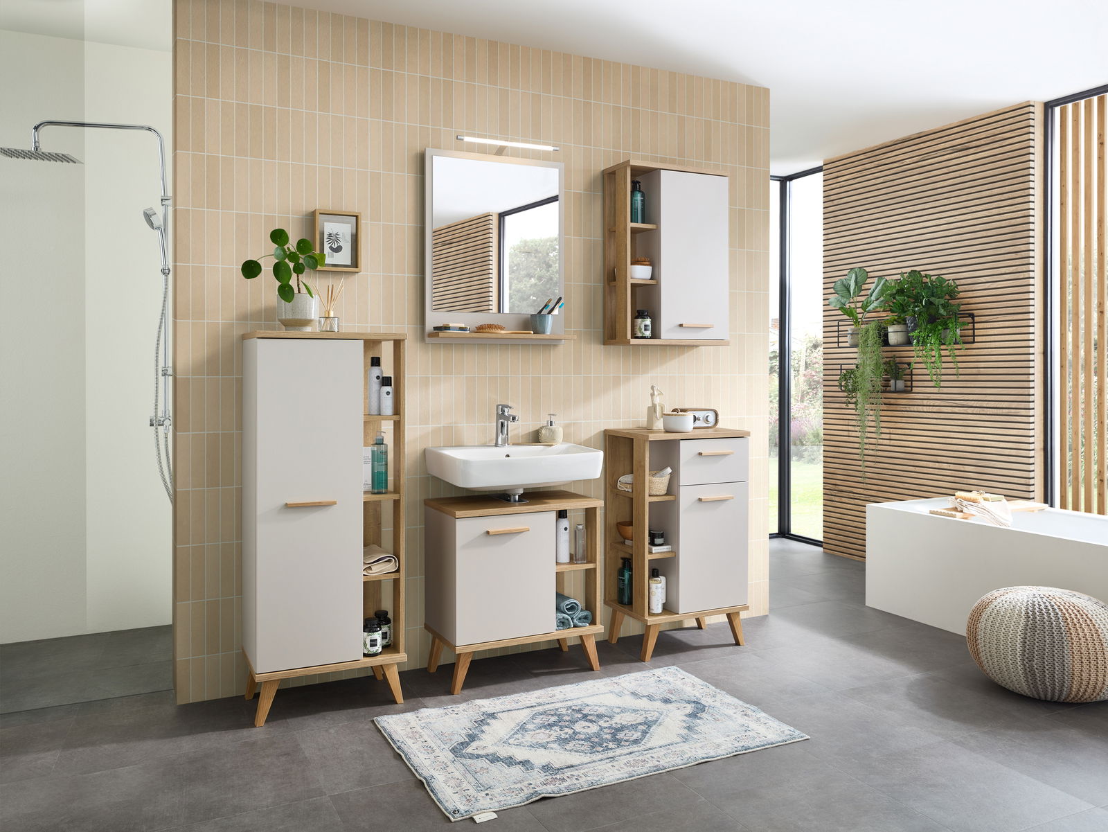 Moderner Badezimmer-Unterschrank in hellem Holz und Weiß, frontal abgebildet, mit offenen Regalen und Schubladen, umgeben von weiteren Badmöbeln und Pflanzen.