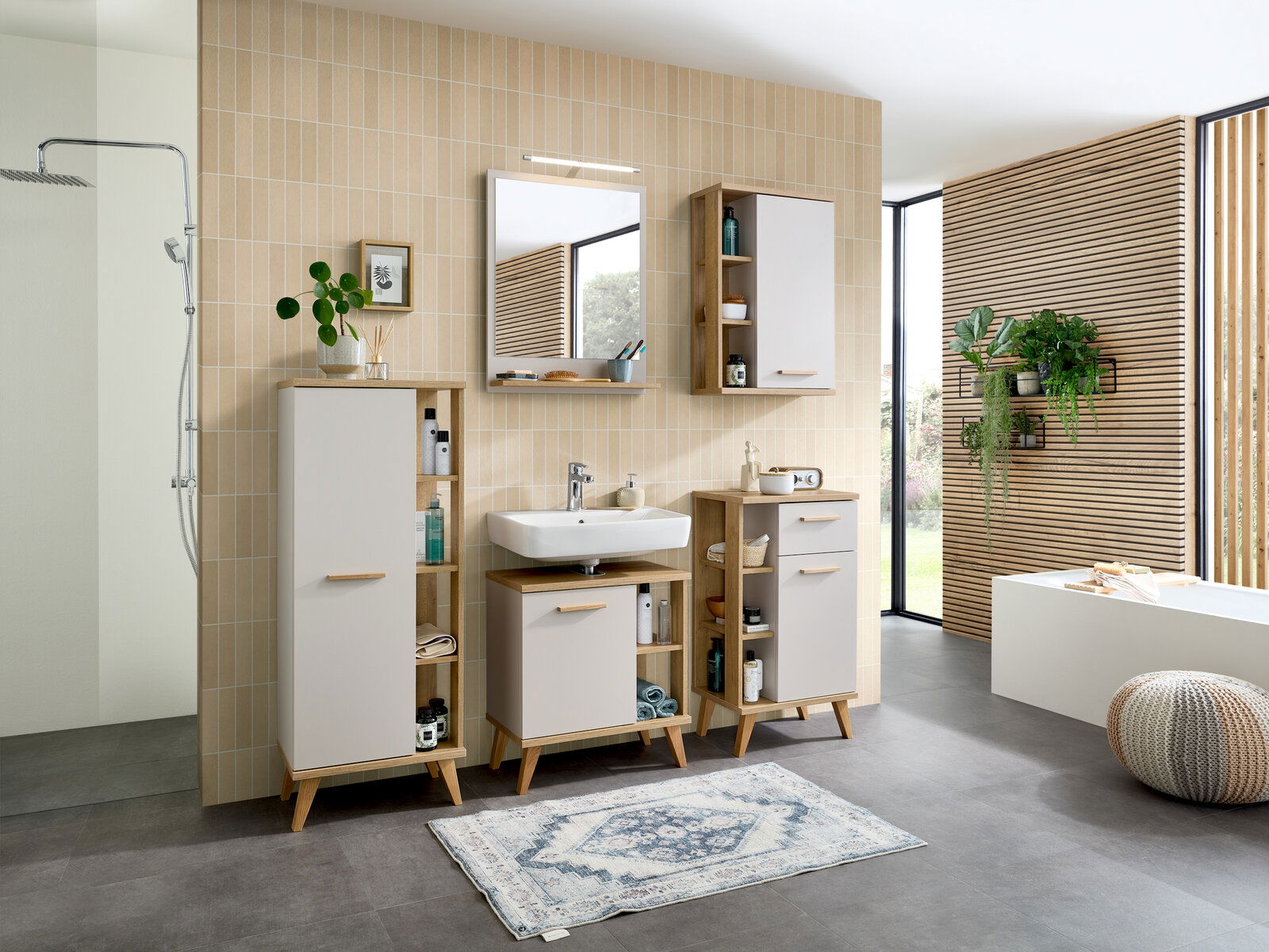 Moderner Badezimmer-Unterschrank in hellem Holz und Weiß, frontal abgebildet, mit offenen Regalen und Schubladen, umgeben von weiteren Badmöbeln und Pflanzen.