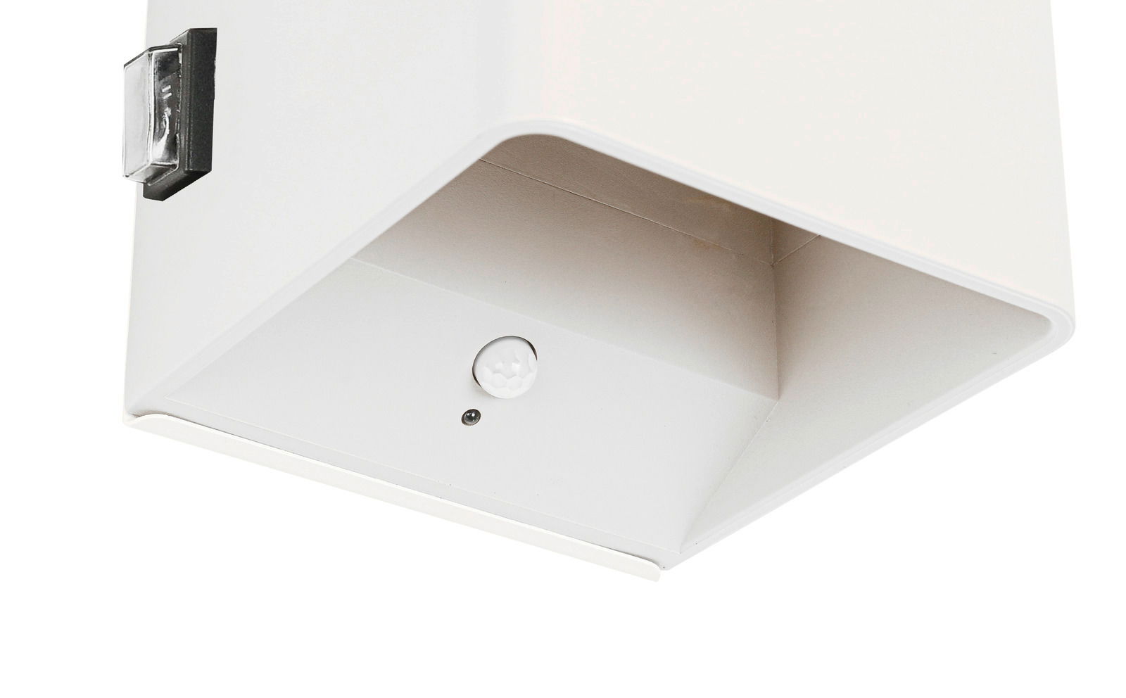 Nahaufnahme einer weißen Akku-Wandleuchte mit Bewegungssensor, von unten betrachtet.