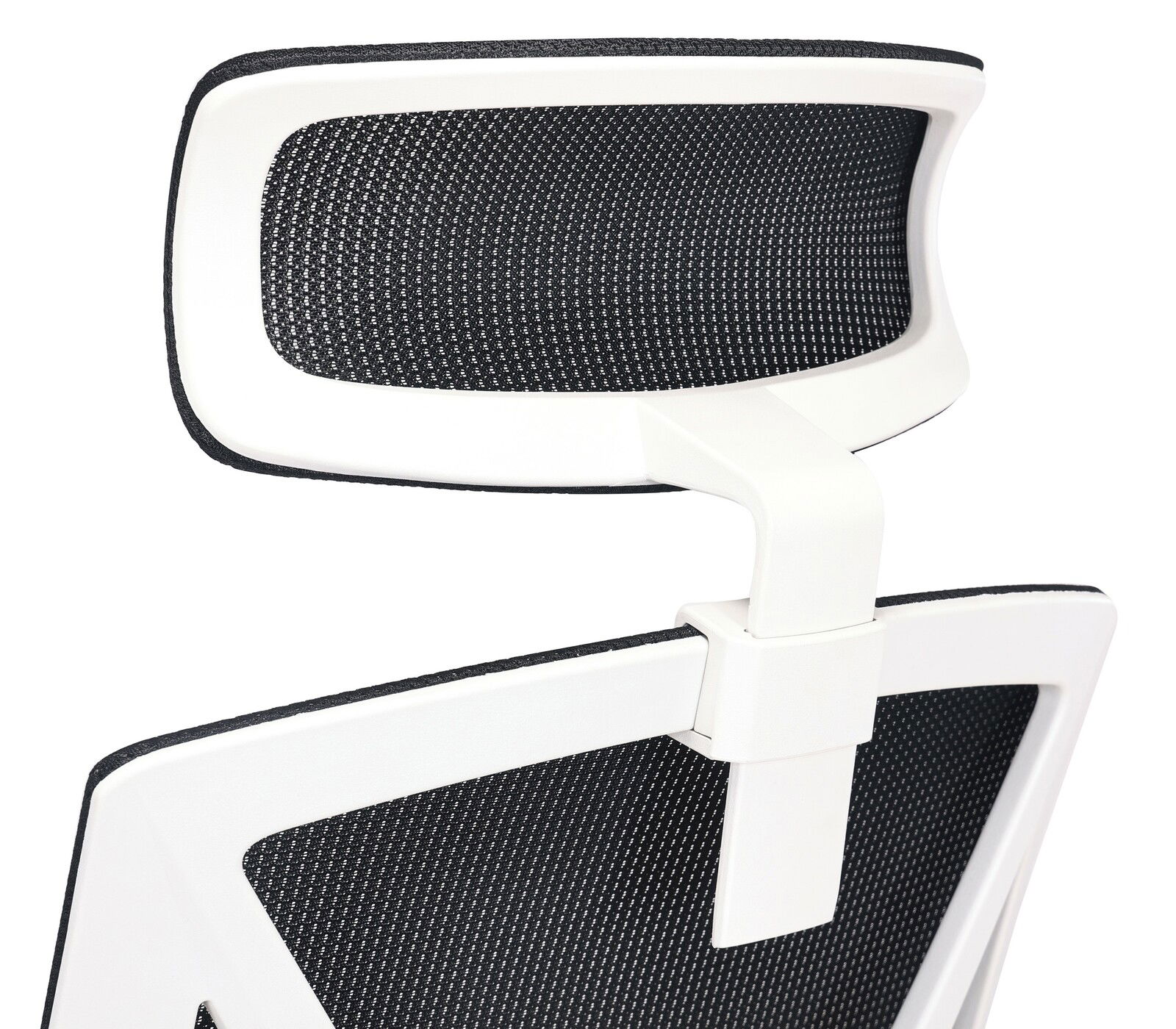 Rückansicht eines modernen Drehstuhls mit schwarzer Netzrückenlehne und weißem Rahmen.