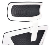 Rückansicht eines modernen Drehstuhls mit schwarzer Netzrückenlehne und weißem Rahmen.