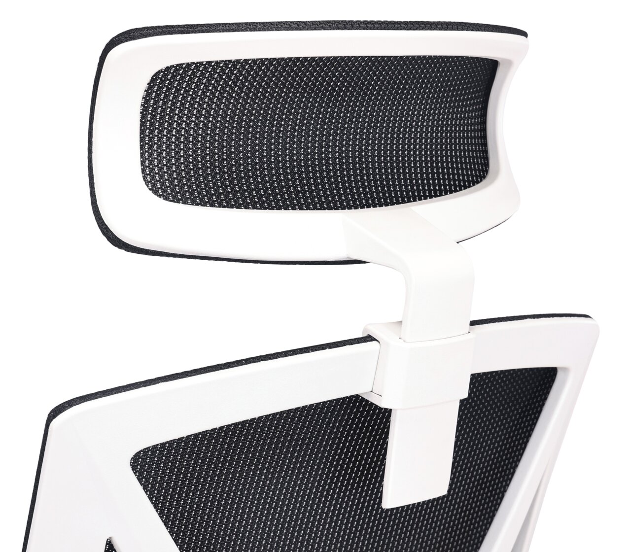 Rückansicht eines modernen Drehstuhls mit schwarzer Netzrückenlehne und weißem Rahmen.