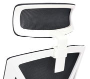 Rückansicht eines modernen Drehstuhls mit schwarzer Netzrückenlehne und weißem Rahmen.