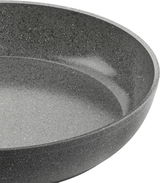 Nahaufnahme einer grauen Bratpfanne mit 24 cm Durchmesser, seitliche Perspektive