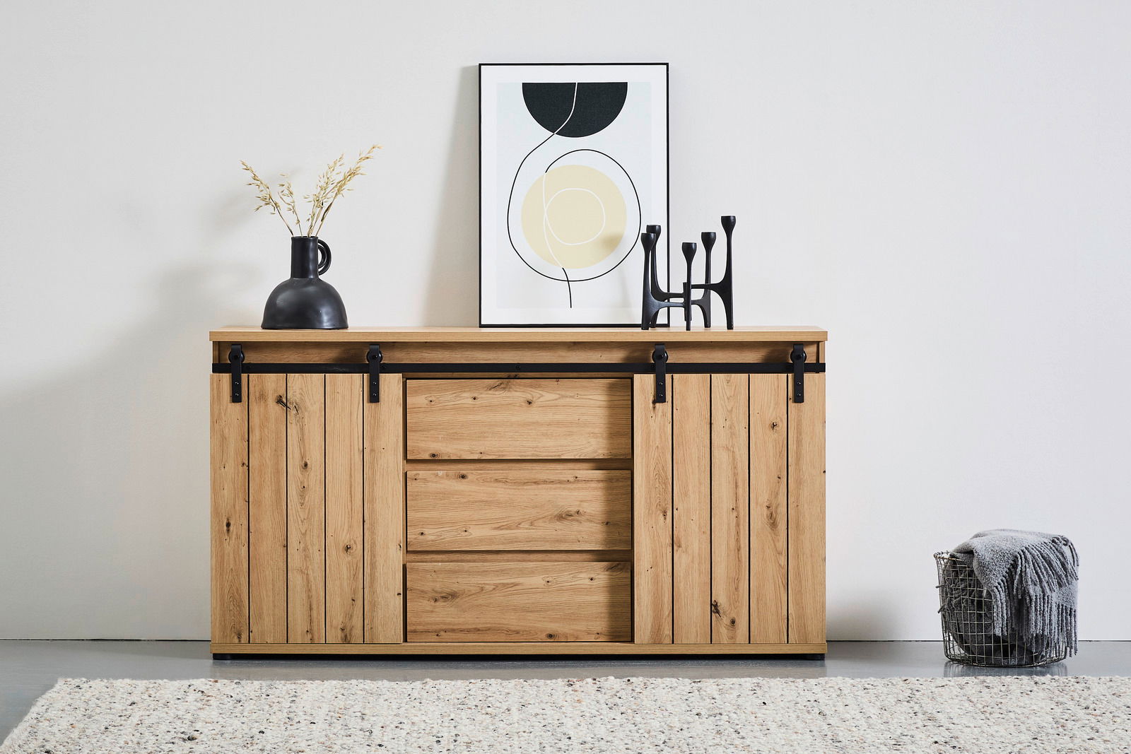 Frontale Ansicht eines Sideboards aus Holz mit Schiebetüren und dekorativen Elementen darauf.