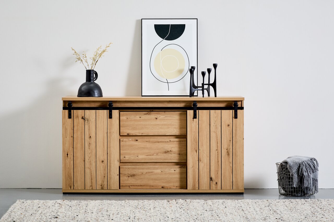 Vooraanzicht van een houten dressoir met schuifdeuren en decoratieve elementen erop.