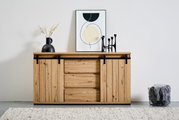 Vooraanzicht van een houten dressoir met schuifdeuren en decoratieve elementen erop.