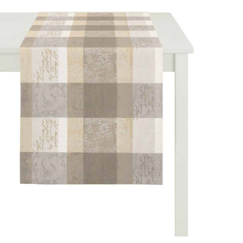 Tischläufer mit kariertem Muster in neutralen Tönen, auf einem weißen Tisch von oben betrachtet.