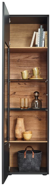 Vitrine mit geöffneter Glastür, Holzrückwand und mehreren Regalböden, gefüllt mit Büchern, Tassen, Gläsern und Dekorationsgegenständen, frontal betrachtet.