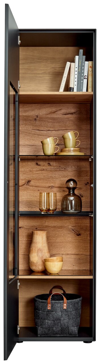 Vitrine mit geöffneter Glastür, Holzrückwand und mehreren Regalböden, gefüllt mit Büchern, Tassen, Gläsern und Dekorationsgegenständen, frontal betrachtet.