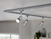 Moderne LED-Deckenleuchte mit drei verstellbaren Strahlern in einem Wohnraum, seitliche Perspektive