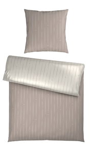 Wendebettwäsche-Set mit dezentem Streifenmuster in Beige und Weiß, aus der Vogelperspektive fotografiert.