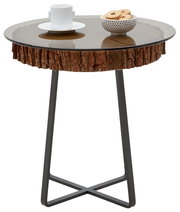 Ronde bijzettafel met glazen blad en een rustieke houten rand, op een zwart metalen onderstel, zijaanzicht