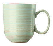 Grüner Becher mit Henkel, seitliche Perspektive, mit horizontalen Streifen.