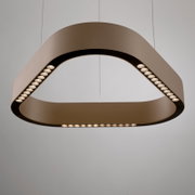 Moderne, dreieckige LED-Pendelleuchte in hellem Beige mit schwarzer Innenkante und integrierten Lichtpunkten, von unten in leichter Untersicht fotografiert