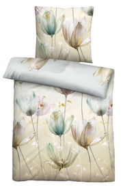 Bettwäsche-Set mit floralem Design in sanften Pastelltönen, bestehend aus einem Kissenbezug und einem Bettdeckenbezug, aus der Vogelperspektive fotografiert.