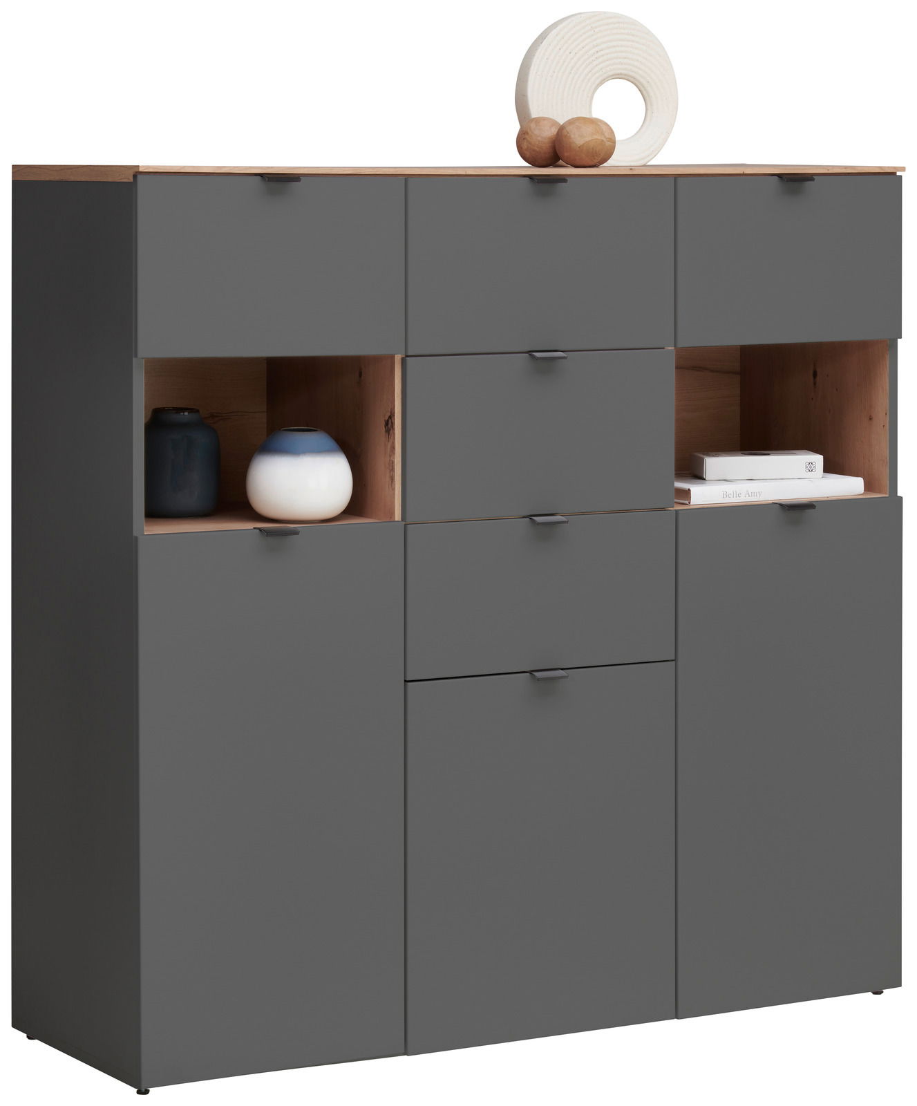 Frontansicht eines modernen Highboards mit grauen Türen und offenen Fächern, dekoriert mit Vasen und Büchern.