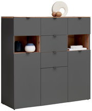 Frontansicht eines modernen Highboards mit grauen Türen und offenen Fächern, dekoriert mit Vasen und Büchern.