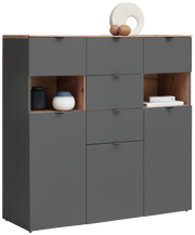 Frontansicht eines modernen Highboards mit grauen Türen und offenen Fächern, dekoriert mit Vasen und Büchern.