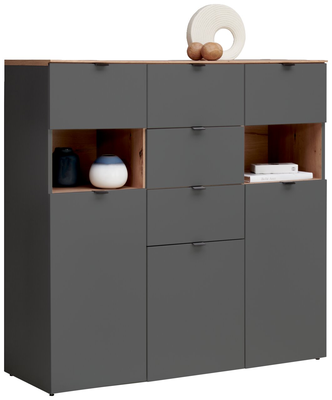 Frontansicht eines modernen Highboards mit grauen Türen und offenen Fächern, dekoriert mit Vasen und Büchern.