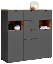 Frontansicht eines modernen Highboards mit grauen Türen und offenen Fächern, dekoriert mit Vasen und Büchern.