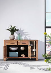 Holz-Sideboard mit zwei Schubladen und offenen Türen, dekoriert mit Pflanzen und Vasen, seitliche Perspektive