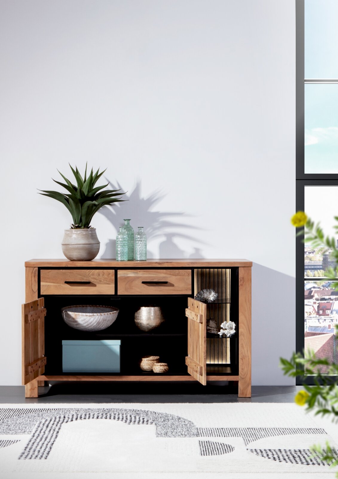Holz-Sideboard mit zwei Schubladen und offenen Türen, dekoriert mit Pflanzen und Vasen, seitliche Perspektive