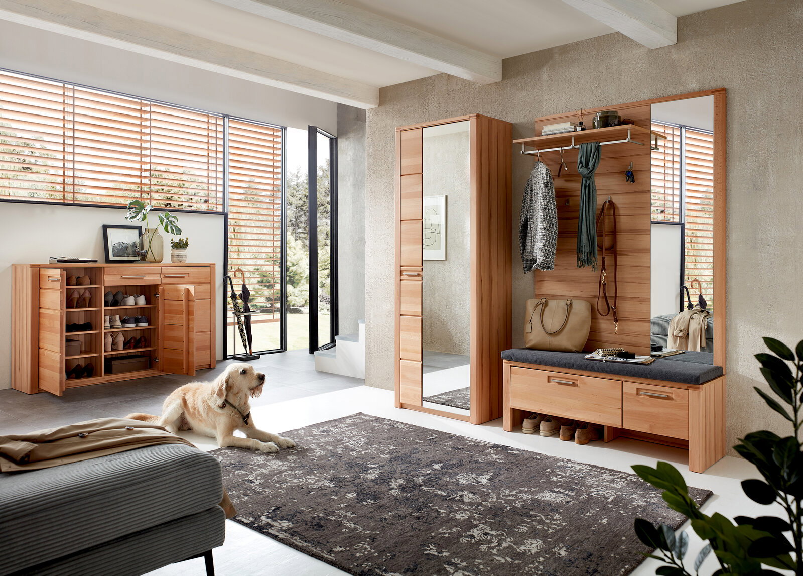 Moderner XL-Schuhschrank aus Holz in einem stilvollen Eingangsbereich, mit geöffneter Tür und sichtbaren Schuhen, aus einer seitlichen Perspektive fotografiert.