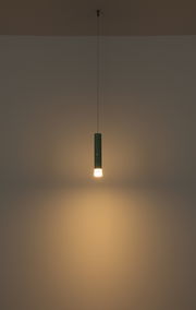 Hängende Akku-Pendelleuchte in Grün, leuchtend von der Decke, seitliche Perspektive