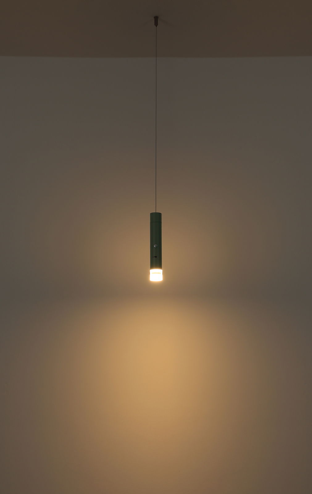 Hängende Akku-Pendelleuchte in Grün, leuchtend von der Decke, seitliche Perspektive