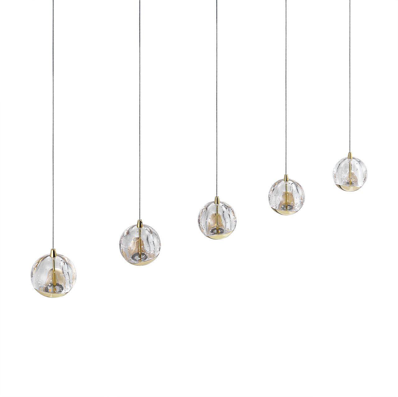 Fünf kugelförmige LED-Hängeleuchten aus Glas mit goldenen Akzenten, von der Seite betrachtet.