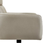 Seitenansicht eines beigen Armlehnstuhls mit schwarzem Standfuß