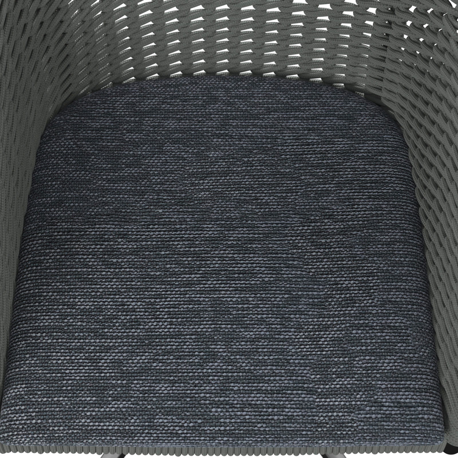 Nahaufnahme eines Armlehnstuhls mit grauem, gewebtem Sitzpolster und geflochtener Rückenlehne.