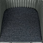 Nahaufnahme eines Armlehnstuhls mit grauem, gewebtem Sitzpolster und geflochtener Rückenlehne.