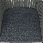 Nahaufnahme eines Armlehnstuhls mit grauem, gewebtem Sitzpolster und geflochtener Rückenlehne.