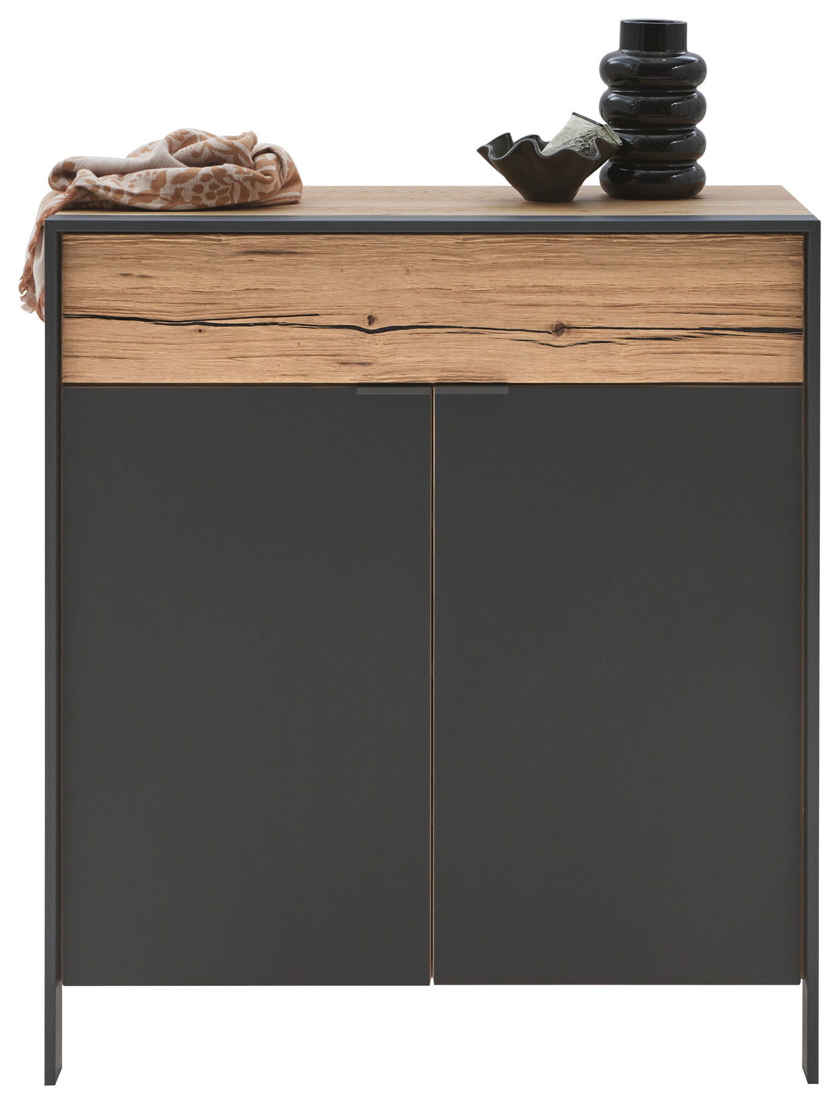 Moderner Schuhschrank mit dunkler Front und Holzoptik, frontal fotografiert, dekoriert mit Vasen und einem Tuch.