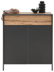 Moderner Schuhschrank mit dunkler Front und Holzoptik, frontal fotografiert, dekoriert mit Vasen und einem Tuch.